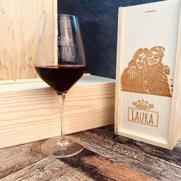 Personalised wine glass with name and photo box Personalised wine glass with name and photo box