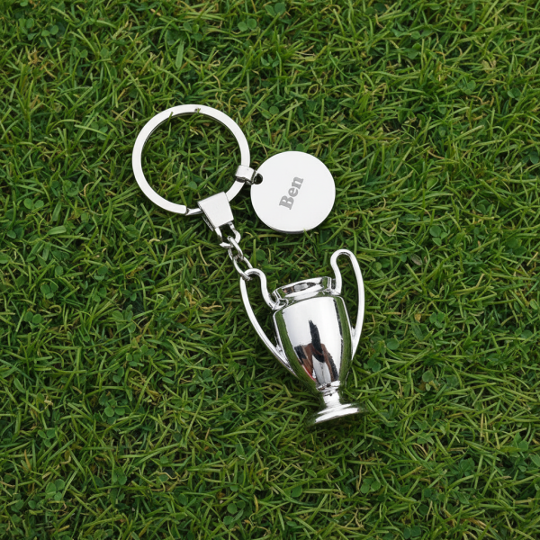 Engraved trophy-shaped keyring Engraved trophy-shaped keyring