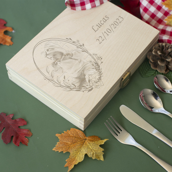 Children's cutlery and its box engraved with a photo