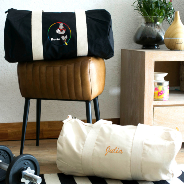 Organic cotton duffel bag with embroidered motif and name