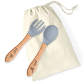 Silicone and wood baby cutlery engraved with a design Silicone and wood baby cutlery engraved with a design