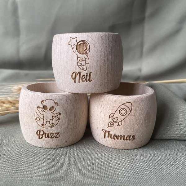 Engraved wooden napkin ring � cosmos design