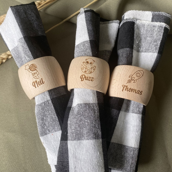 Engraved wooden napkin ring � cosmos design